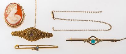 A group of four brooches and a broken chain,