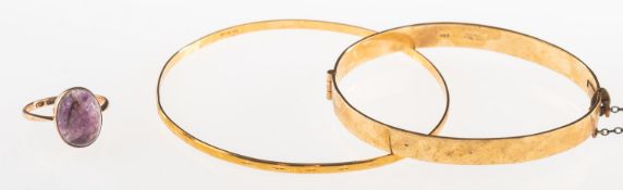 A small group of jewellery,