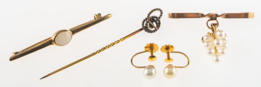 A small quantity of costume jewellery and items of interest, including brooches, pendants,