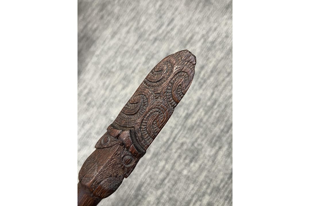 A Maori Taiaha Staff. New Zealand, ca 19th century.Typically carved with two pairs of eyes and - Image 4 of 7