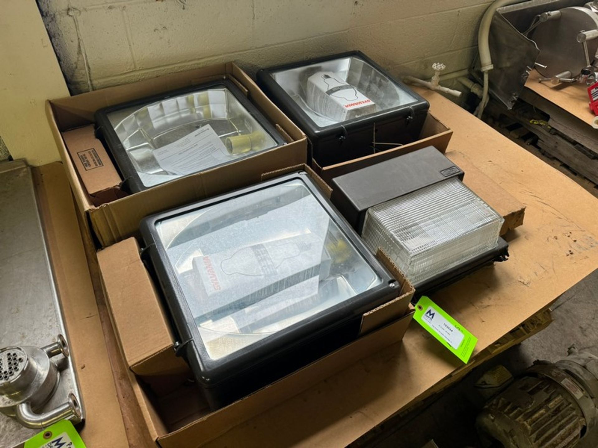 (4) NEW Lights, Manufacturered by Hubbell (INV.#103564)(RIGGING, LOADING, & SITE MANAGEMENT FEE: $ - Image 3 of 3