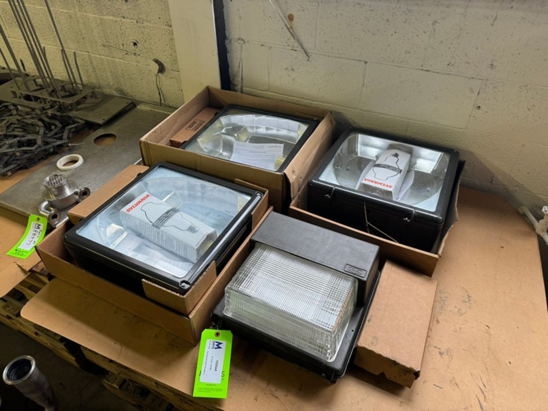 (4) NEW Lights, Manufacturered by Hubbell (INV.#103564)(RIGGING, LOADING, & SITE MANAGEMENT FEE: $ - Image 2 of 3