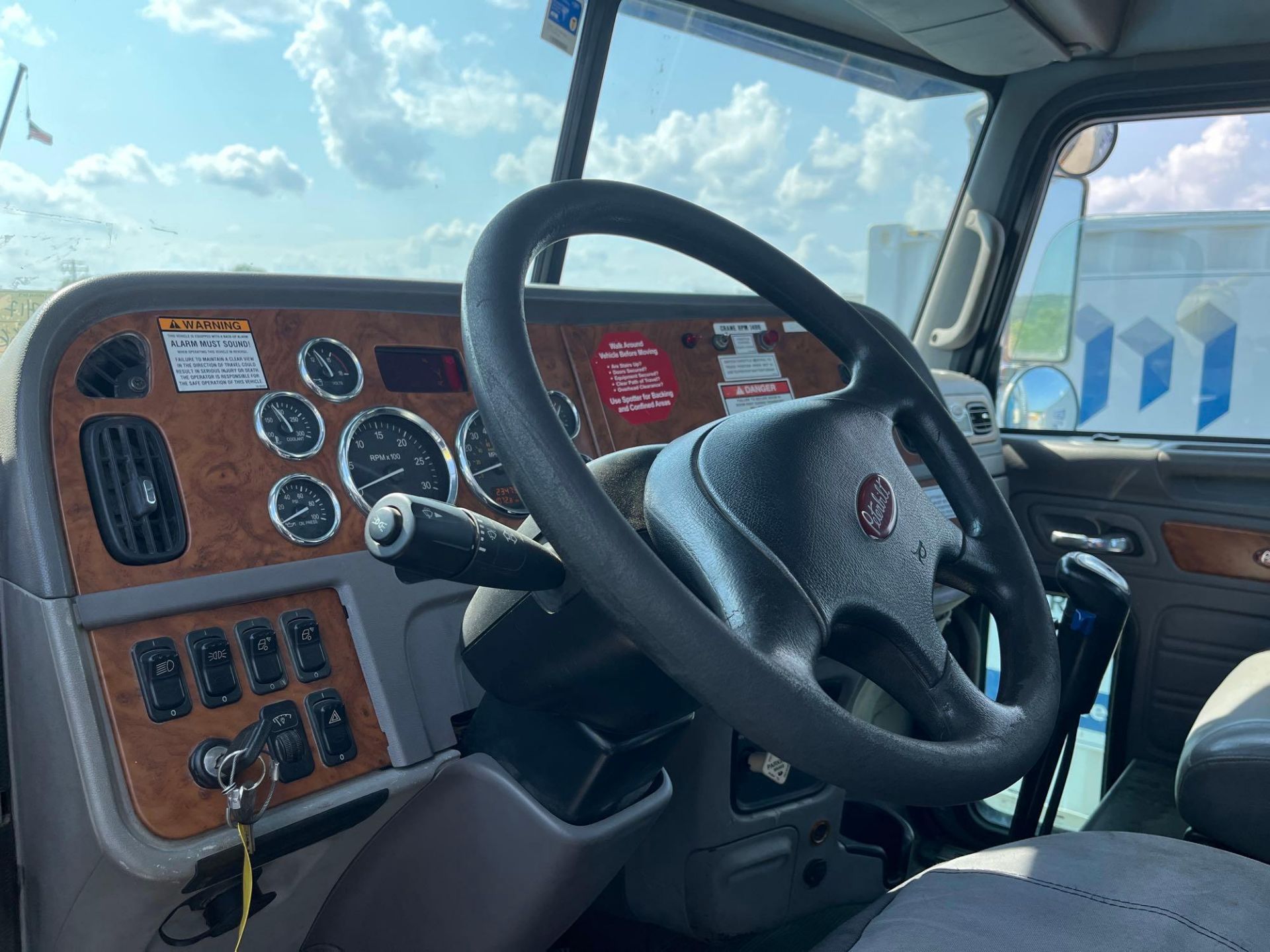 2008 Peterbilt 365 National 900A 26-Ton T/A Crane Truck - Image 9 of 35