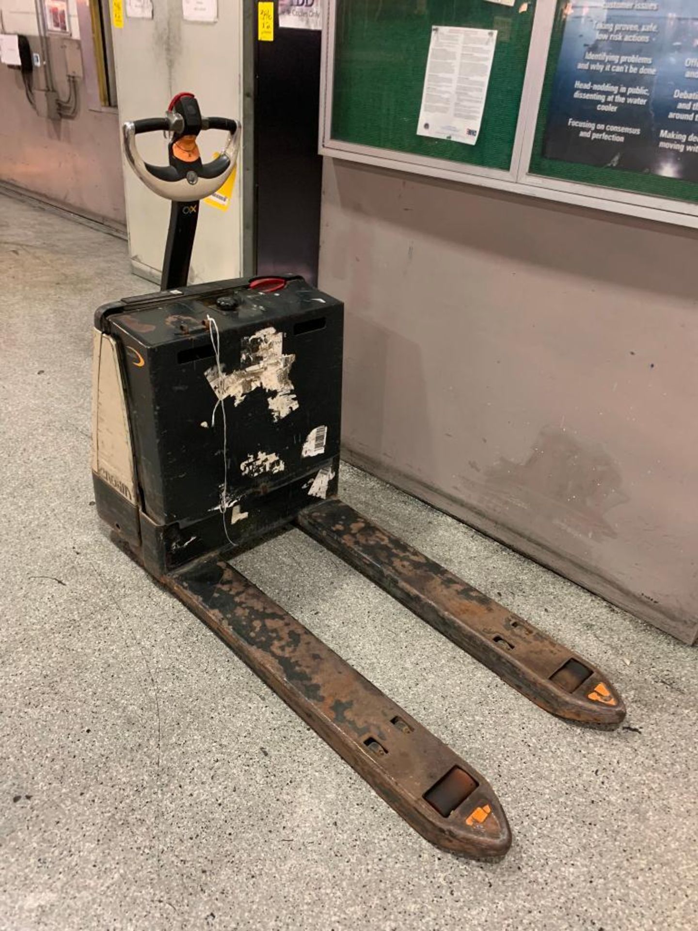 Crown 4,500 LB. Capacity Electric Pallet Jack, Model WP2335-45, 24 V, S/N 5A363714, Weight w/ Batter - Image 3 of 4