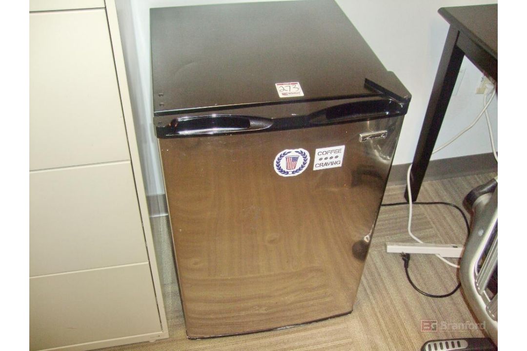 Hon 4-Drawer Lateral Filing Cabinet, Kenmore Mini Fridge - Image 6 of 7