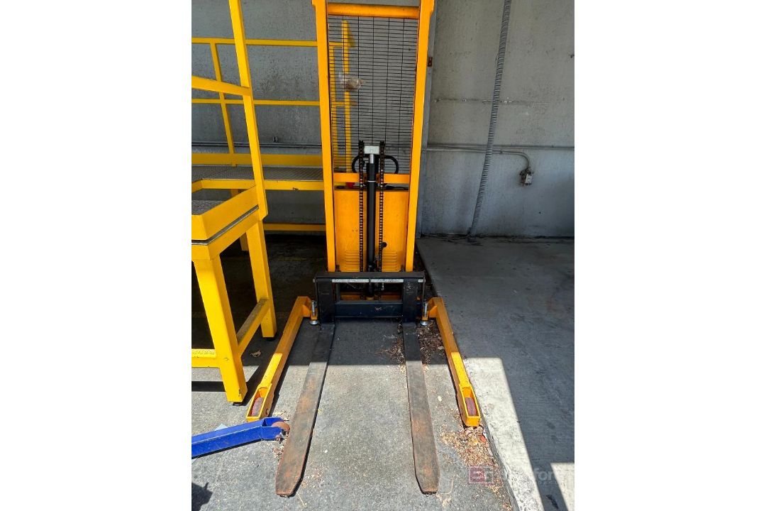 Uline H-5439 Straddle Stacker; - Image 3 of 4