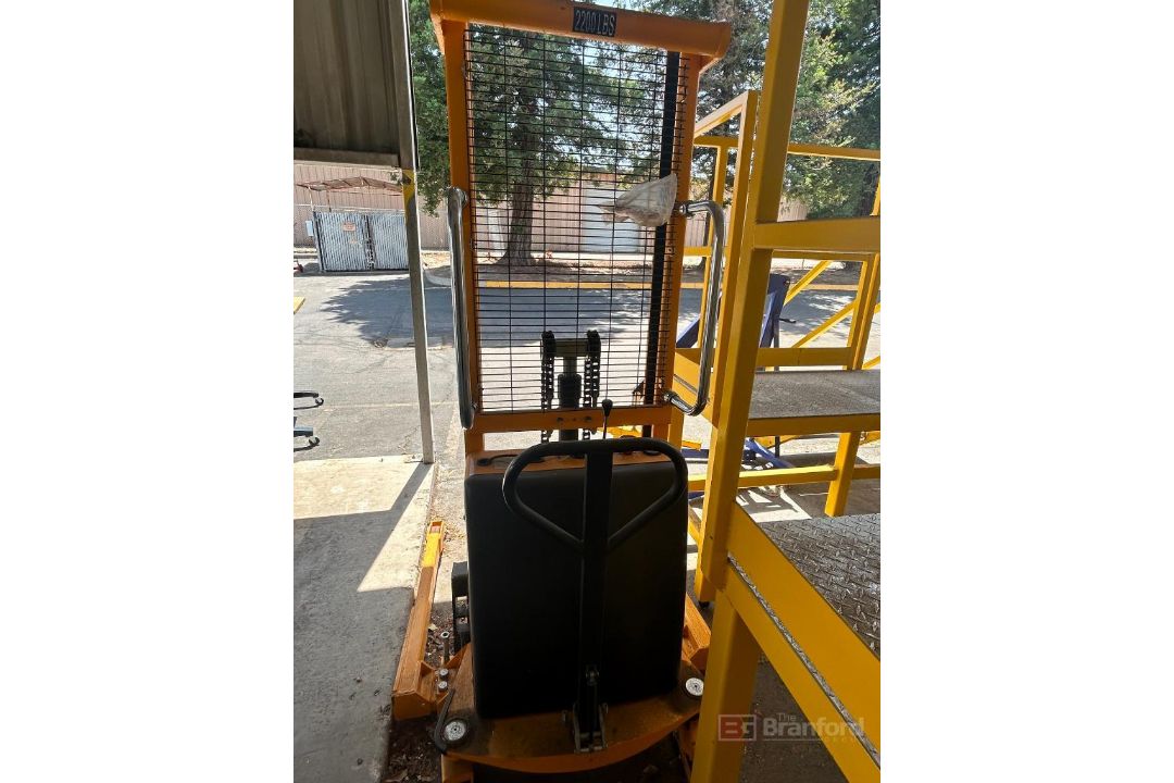 Uline H-5439 Straddle Stacker; - Image 2 of 4