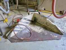 Plastic Process Model BT1600VB Electric Pneumatic Vibrating Gaylord Tipper