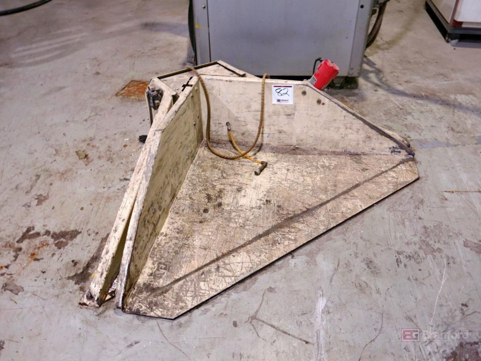 Plastic Process Model BT1600VB Electric Pneumatic Vibrating Gaylord Tipper