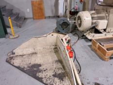 Plastic Process Model BT1600VB Electric Pneumatic Vibrating Gaylord Tipper