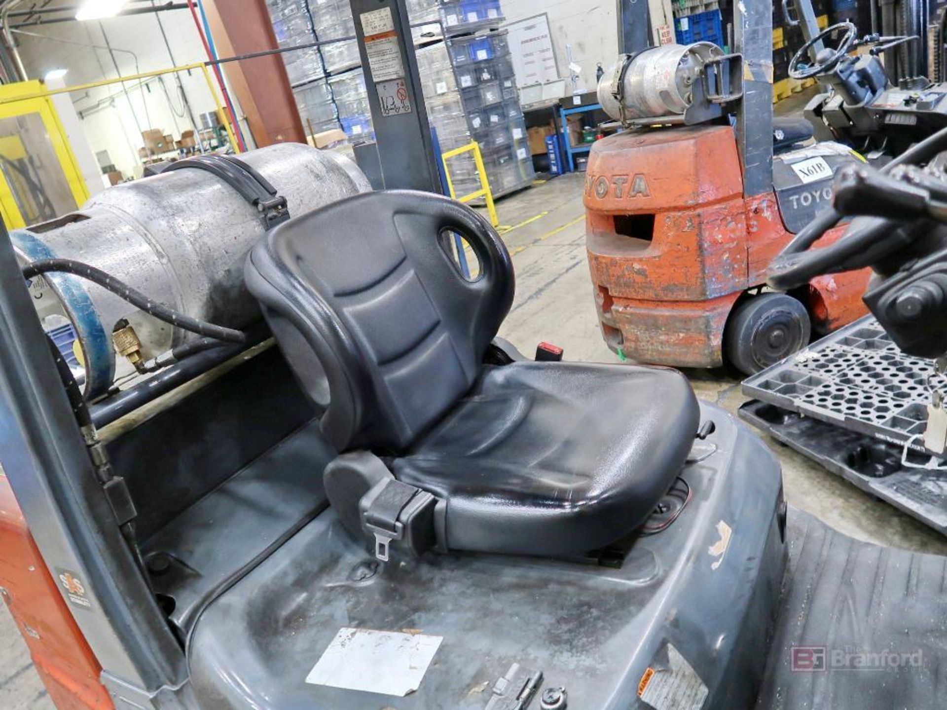 Toyota 8FGCU30 5,400-Lb LPG Forklift - Image 6 of 9