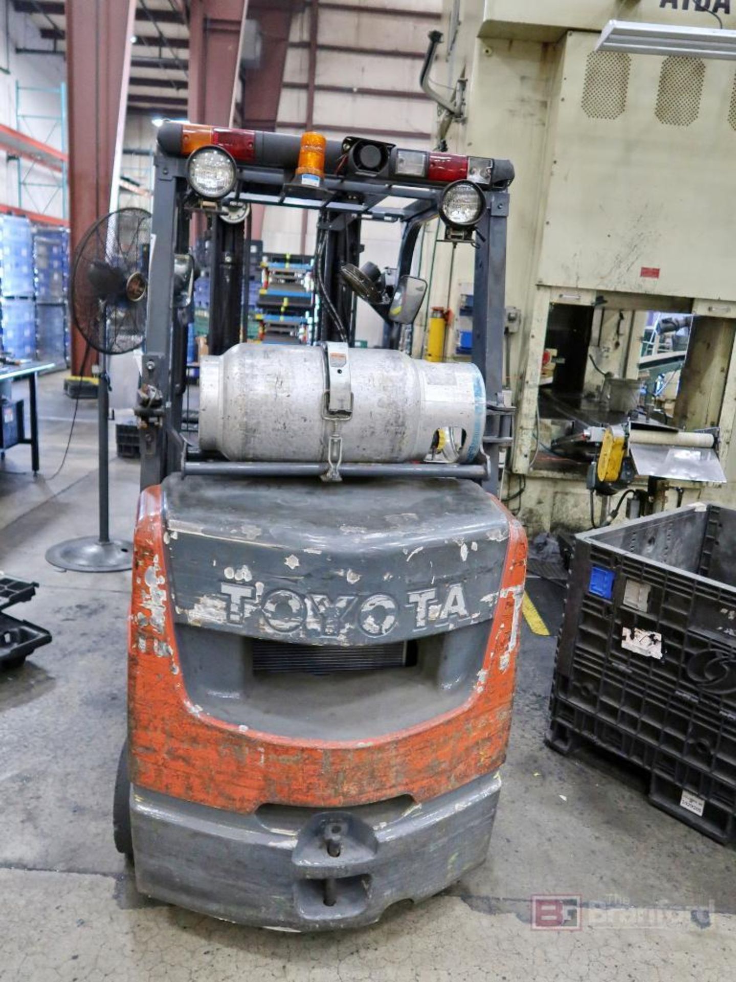 Toyota 8FGCU30 5,400-Lb LPG Forklift - Image 2 of 9
