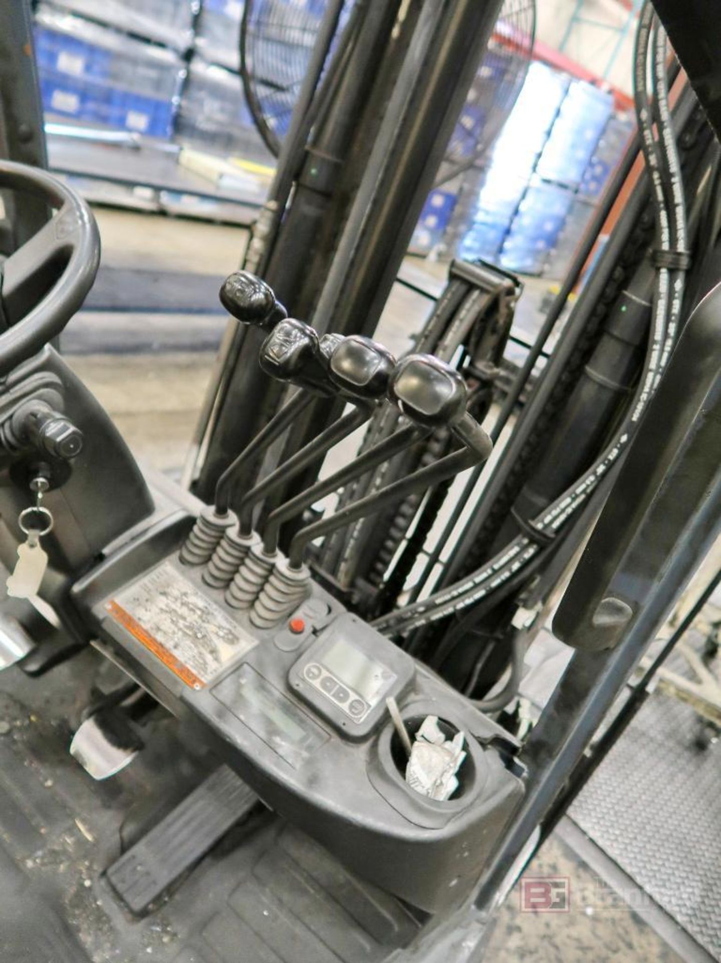 Toyota 8FGCU30 5,400-Lb LPG Forklift - Image 7 of 9