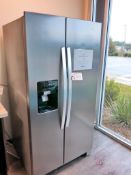 Whirlpool Refrigerator/Freezer Side by Side w/ Icemaker