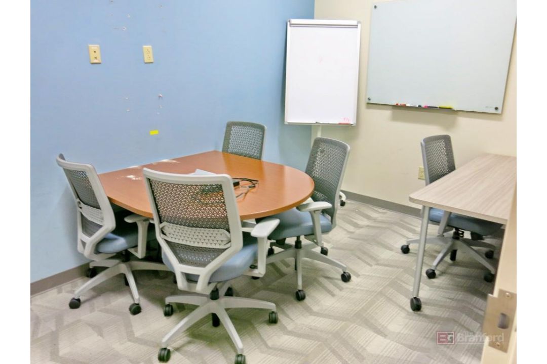 Contents of Huddle Room - Image 1 of 3