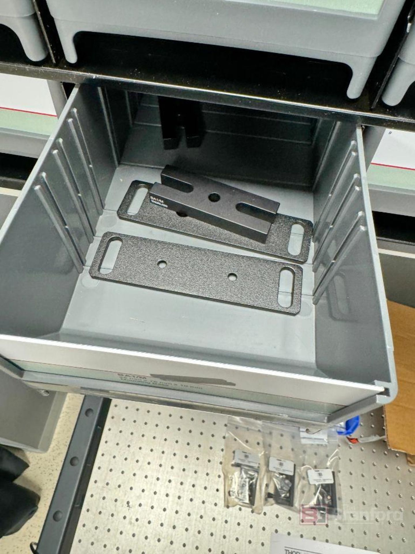 ThorLabs Nexus Breadboard science desk - Image 15 of 39