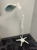 Illuminating Magnifying Stand / Lamp