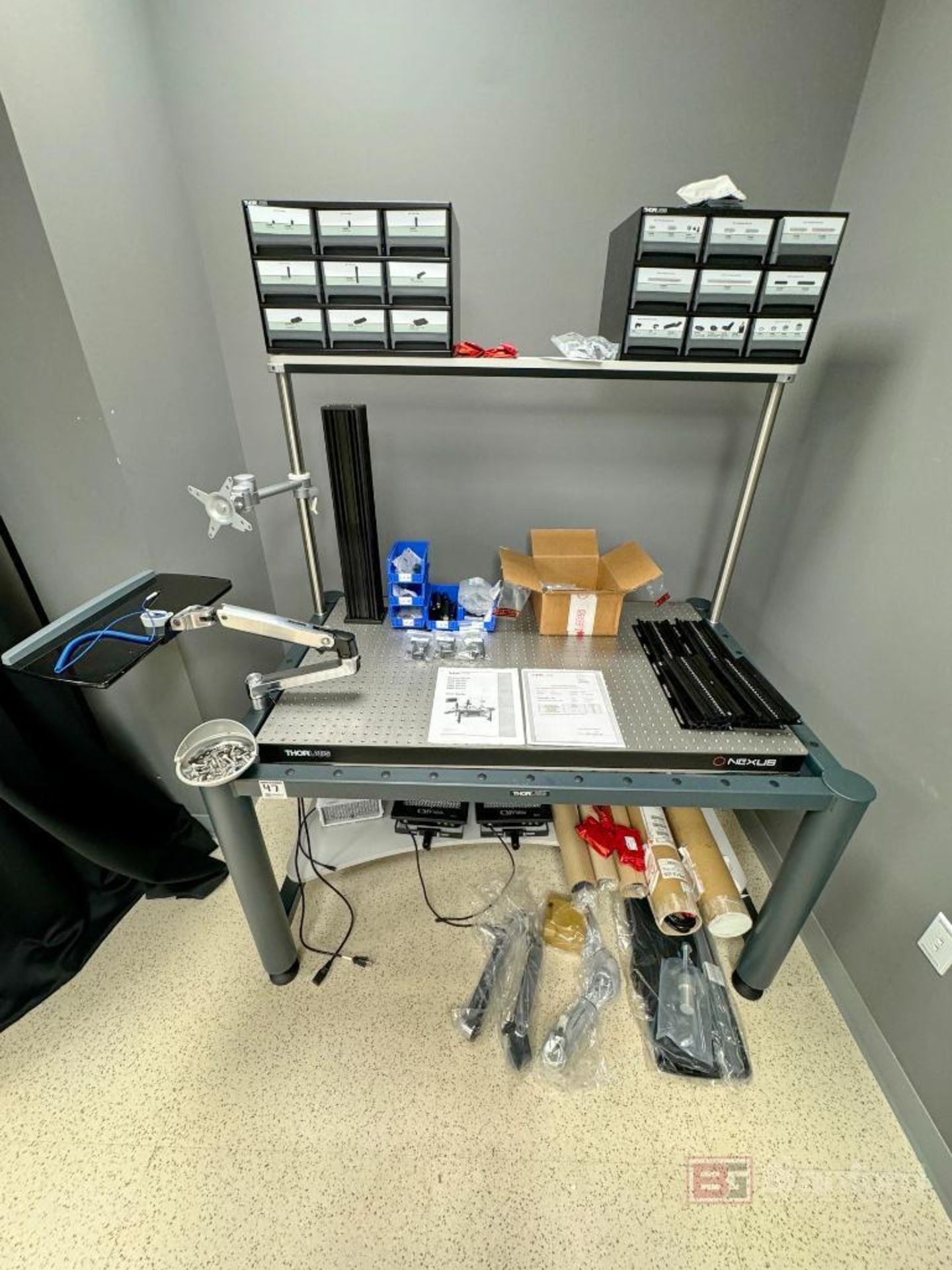ThorLabs Nexus Breadboard science desk - Image 2 of 39