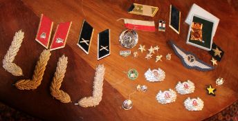Abzeichen und Uniformzubehör Konvolut DDR und BRD
