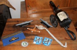 Kleines Lot 9-teiliges Abzeichen, Modelle U-Boot und Flugzeug, Flaschenhalterung