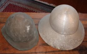 2 Feuerwehrhelme Silber, altersbedingter Zustand