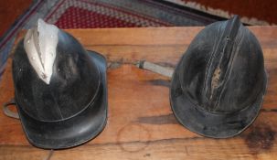 2 Feuerwehrhelme schwarz, ein Helm Zusatz Silber