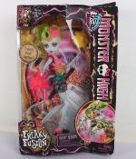 Monster High Lagoonafire Freaky Fusions 2013 New in Box Doll Mattel.