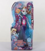 Monster High Lagoona Blue Great Scarrier Reef Glowsome Ghoulfish Daughter of the Sea Monster 2015 Ne