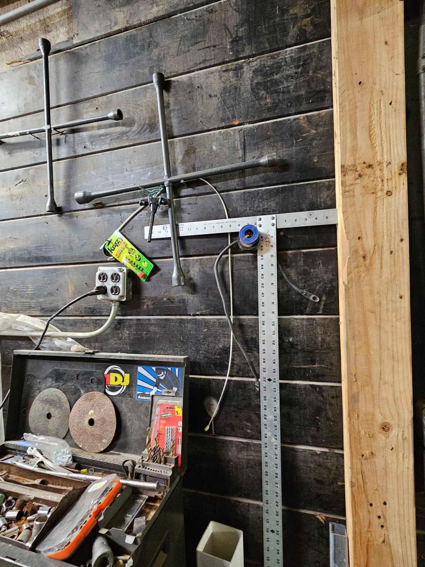 Lot of assorted screws, bolts, cutting knives, surface anchors, contents of items on wall and - Image 6 of 6