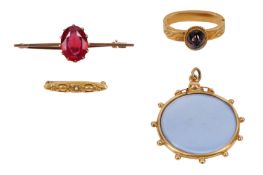 A COLLECTION OF JEWELLERY