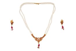 A RUBY AND PEARL NECKLACE AND EARRINGS SUITE