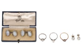 A COLLECTION OF JEWELLERY