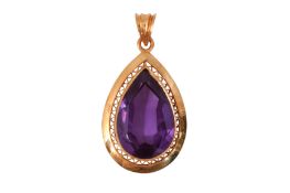 A SYNTHETIC COLOUR-CHANGE SAPPHIRE PENDANT
