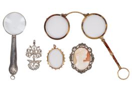 A COLLECTION OF JEWELLERY