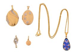 A COLLECTION OF JEWELLERY
