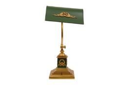 AN EDWARDIAN STYLE GILT METAL BANKER'S DESK LAMP