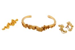 A BANGLE, A BROOCH, AND A PAIR OF EARRINGS