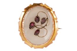 AN AGATE AND GARNET BROOCH