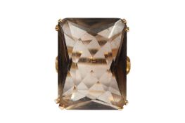 A 9CT YELLOW GOLD SMOKY QUARTZ RING, CIRCA 1968