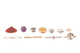 A GROUP OF JEWELLERY