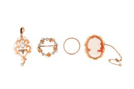 A GROUP OF JEWELLERY