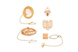A GROUP OF JEWELLERY