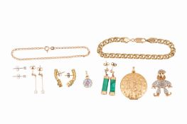 A GROUP OF JEWELLERY
