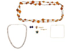 A GROUP OF GOLD, SILVER AND AMBER JEWELLERY