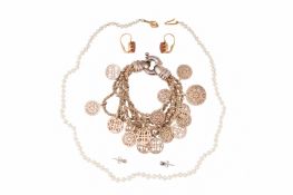 A GROUP OF JEWELLERY