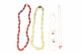 A GROUP OF JEWELLERY INCLUDING A PAIR OF AMETHYST EARRINGS