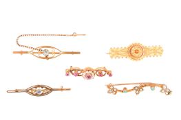 A GROUP OF FIVE BROOCHES
