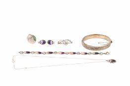 A GROUP OF SILVER JEWELLERY