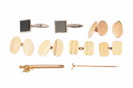 A GROUP OF CUFFLINKS AND BROOCHES