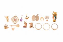 A GROUP OF CHARMS AND RINGS